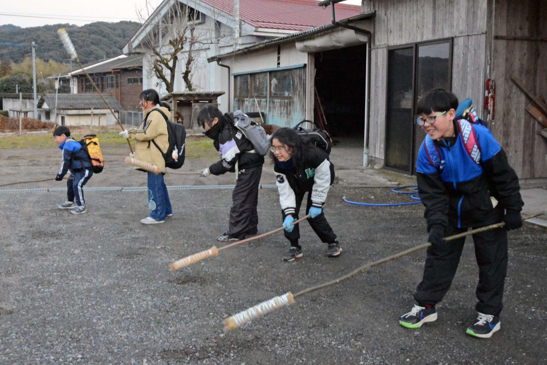 威勢よく地面をたたく子どもたち＝さつま町紫尾