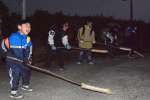 威勢よく地面をたたく子どもたち＝１４日、さつま町紫尾