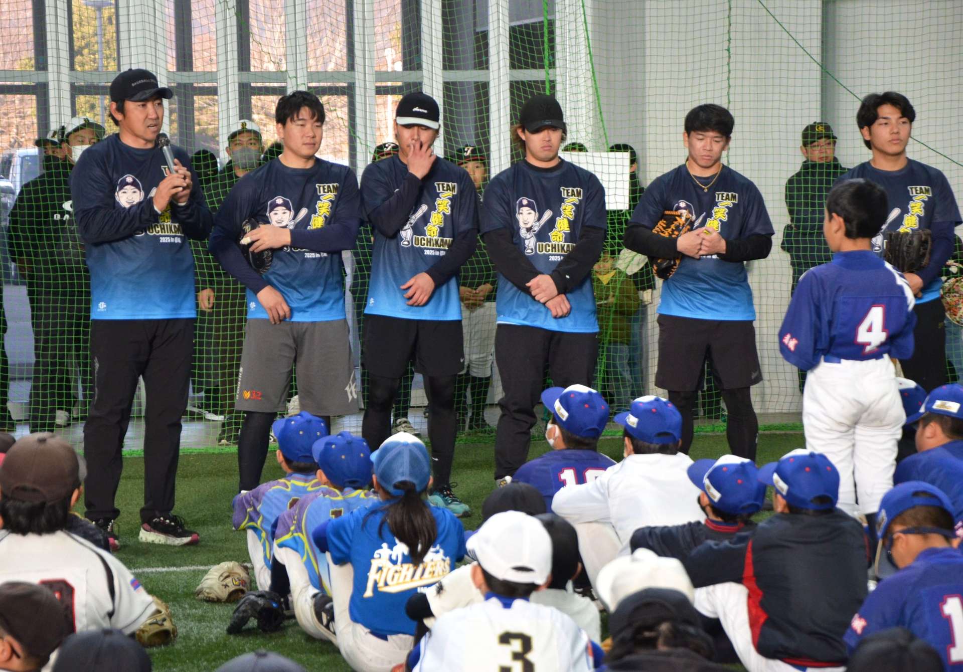 小学生球児の質問に答える内川聖一さん（左）＝都城市高城町穂満坊