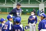 小学生球児と談笑する内川聖一さん＝１３日、都城市高城町穂満坊