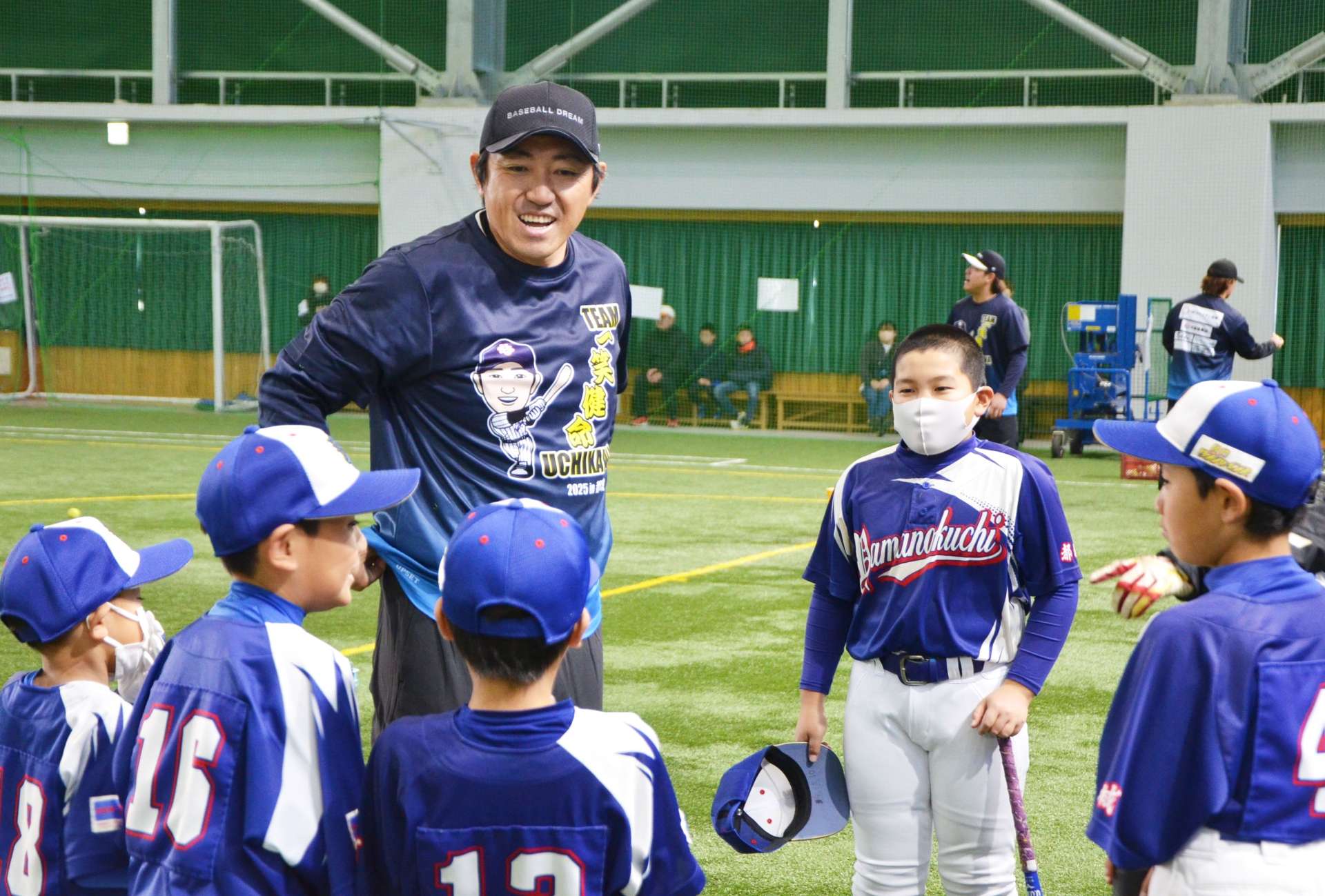 小学生球児と談笑する内川聖一さん＝１３日、都城市高城町穂満坊