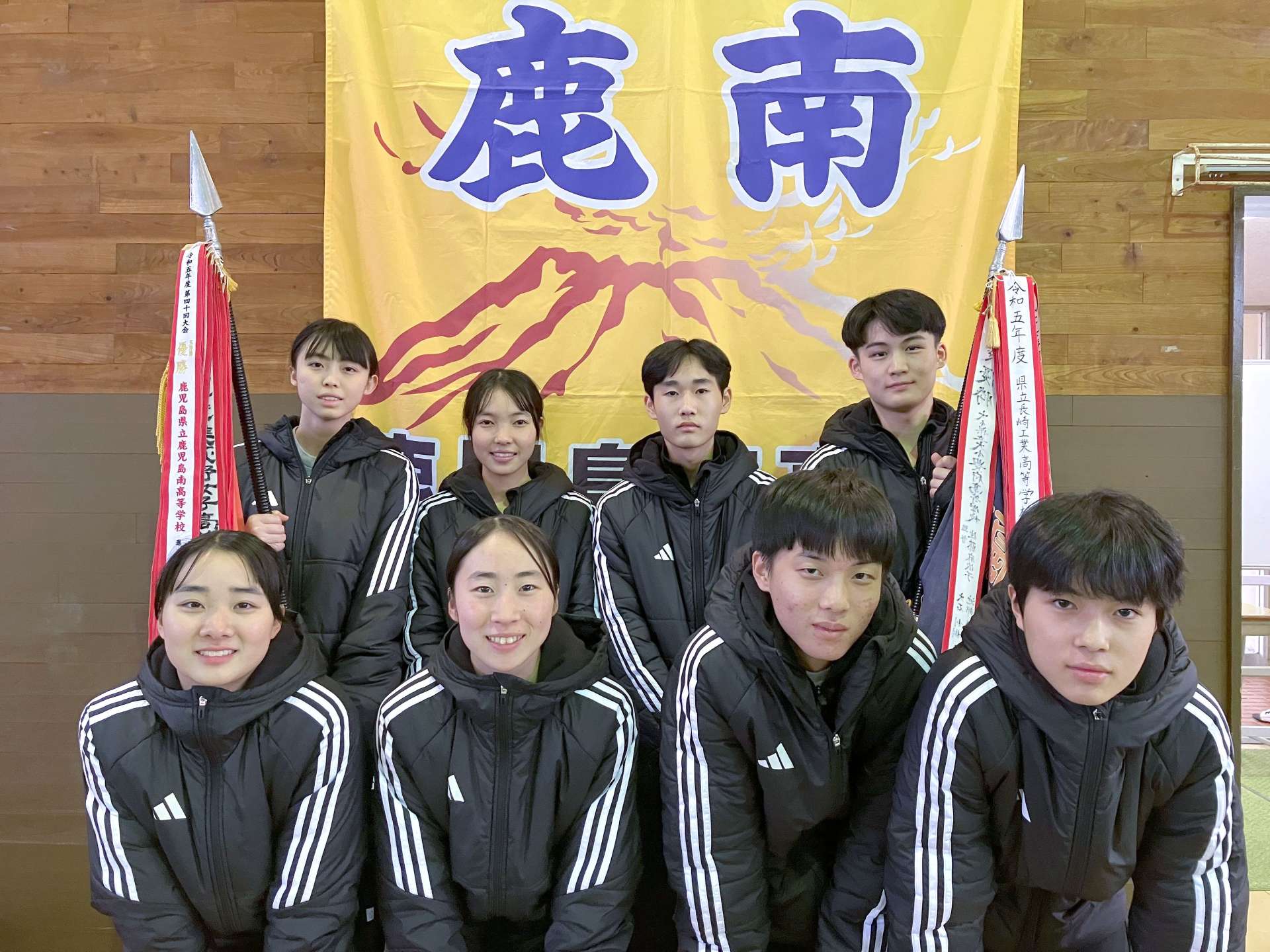学校対抗フルーレで男女優勝を果たした鹿児島南の選手＝宮崎県
