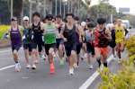 選考会で一斉にスタートを切る選手たち＝１８日、指宿市東方