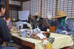 身ぶり手ぶりを交えて価格交渉をする「福の神」ら＝都城市山田町山田