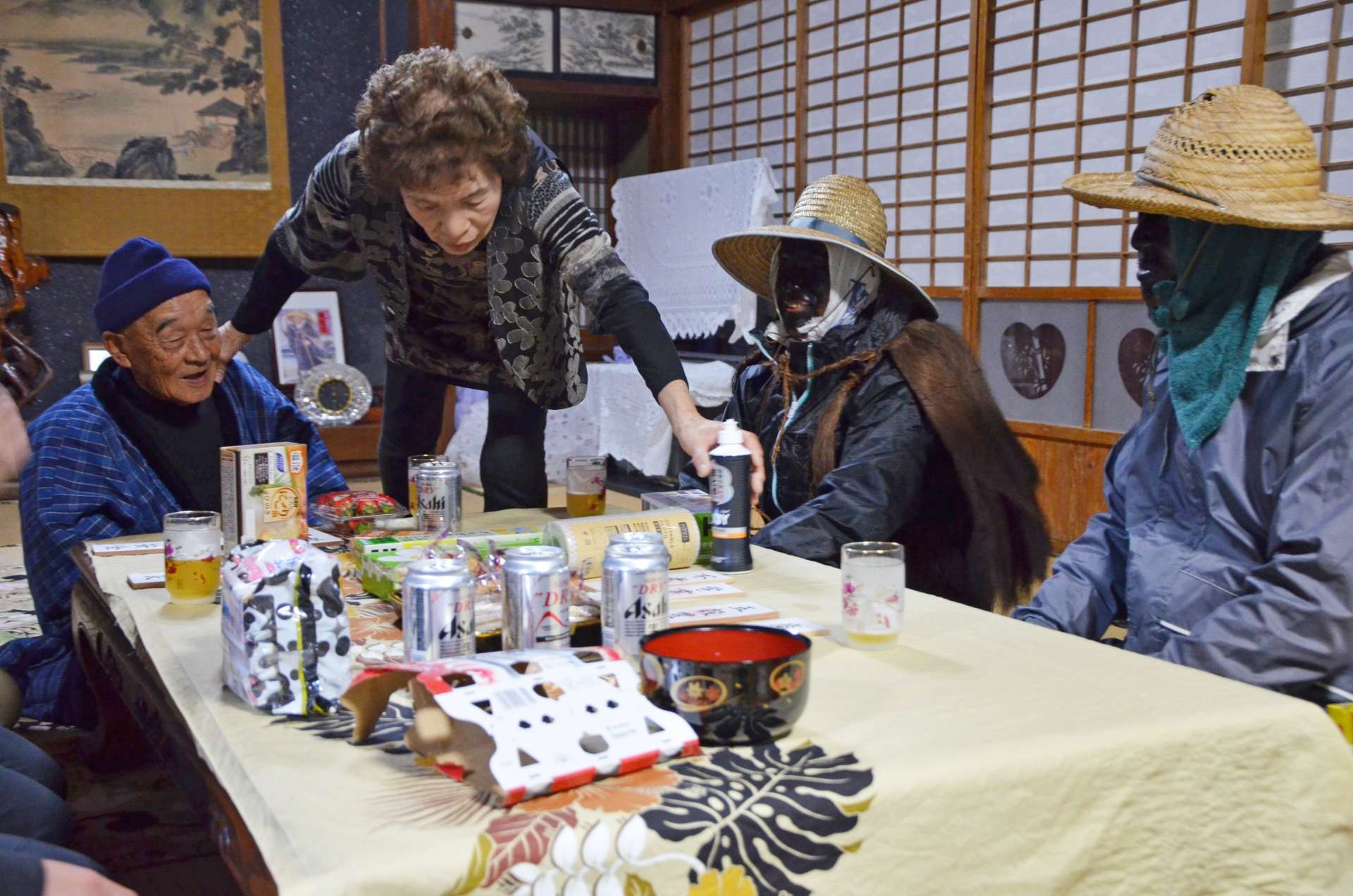 （左から）福満泉さん、トシエさん夫妻と価格交渉に臨む福の神ら＝１４日、都城市山田町山田