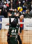 第１セット、バックアタックを決めるＦ鹿児島の笠利＝フラゴラアリーナ日置