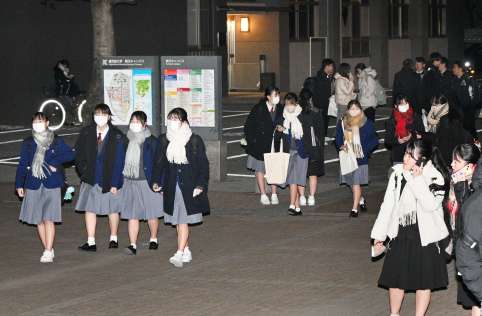 大学入学共通テストを終えた受験生＝１９日午後６時すぎ、鹿児島市の鹿児島大郡元キャンパス