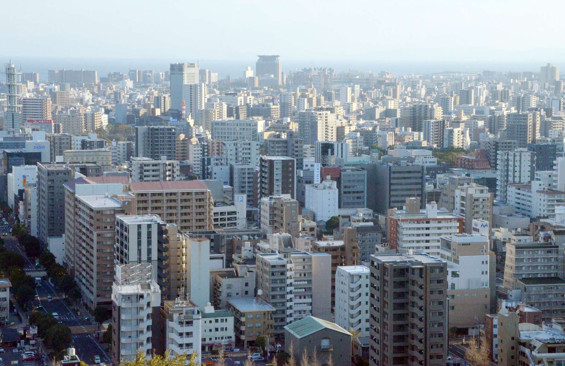 マンションが立ち並ぶ鹿児島市街地＝１７日、鹿児島市新照院町