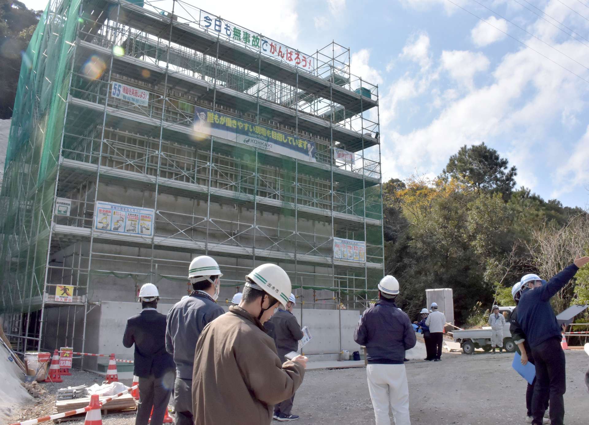 大橋川橋の橋台建設現場で、担当者の説明を受ける研修会参加者ら＝２０日、阿久根市波留