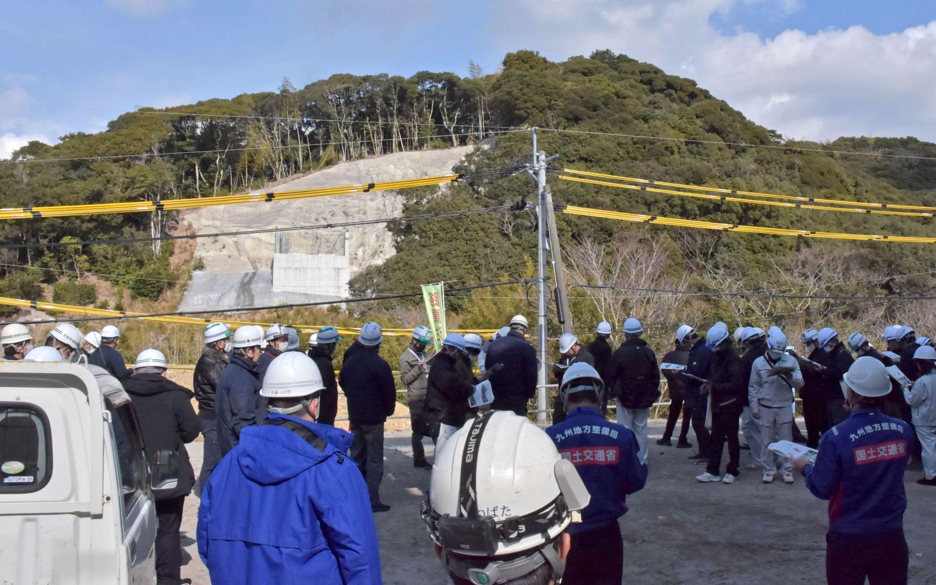 南九州西回り道の大橋川橋建設現場で、担当者の説明を受ける研修会参加者ら＝２０日、阿久根市波留