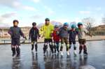 高千穂峰を背にスケートを楽しむ吉之元小学校児童＝都城市吉之元町