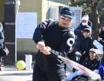 バッティングを披露する松山竜平選手＝１９日、大崎町の大丸グラウンド