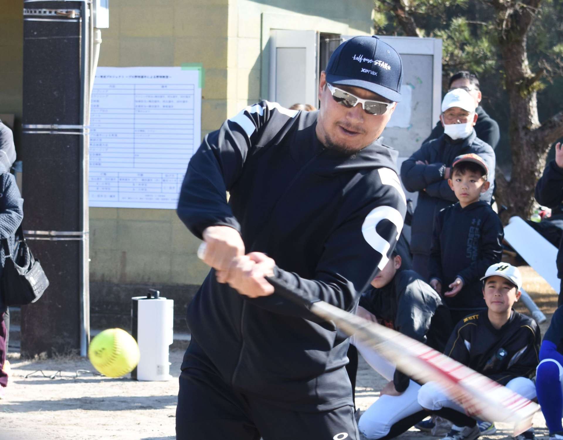バッティングを披露する松山竜平選手＝１９日、大崎町の大丸グラウンド