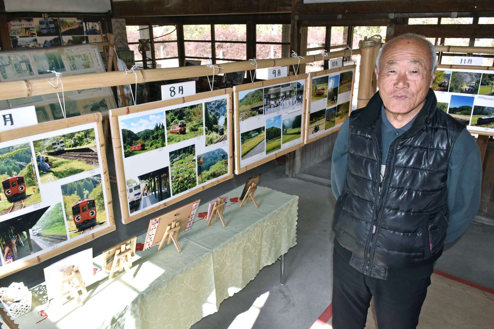 ＪＲ嘉例川駅周辺で撮影した鉄道写真展を開く窪山孝一さん＝霧島市隼人の同駅