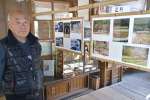 ＪＲ嘉例川駅周辺で撮影した鉄道写真展を開く窪山孝一さん＝霧島市隼人の同駅