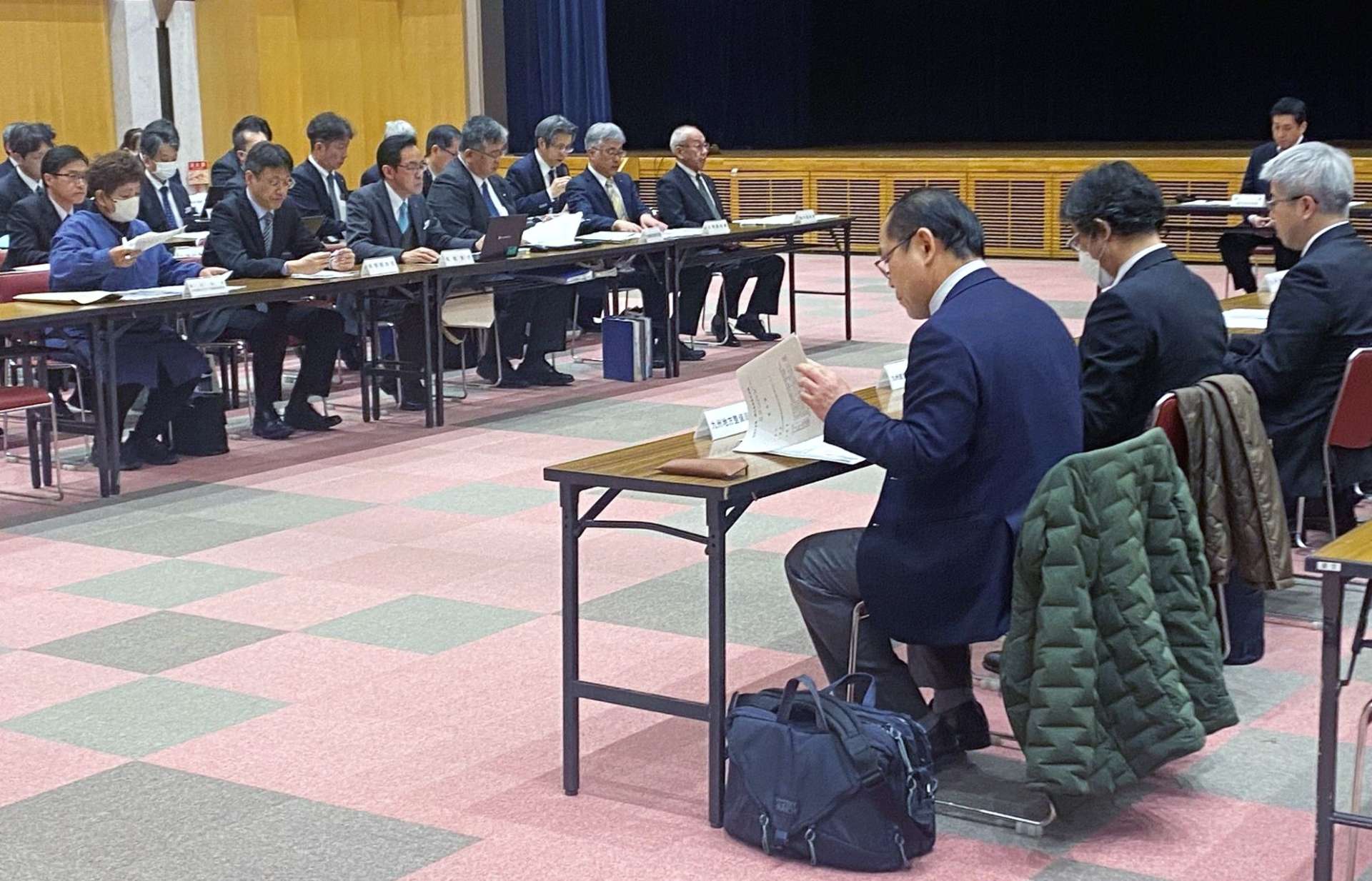 県地域防災計画の修正案を了承した県防災会議＝２１日、鹿児島県庁