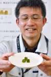 開発担当の三浦さんとフリーズドライ緑茶＝２２日、鹿屋市の同センター
