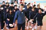 道楽踊りを体験する生徒＝南さつま市の万世中学校