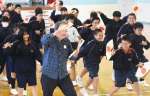 道楽踊りを体験する生徒＝南さつま市の万世中学校