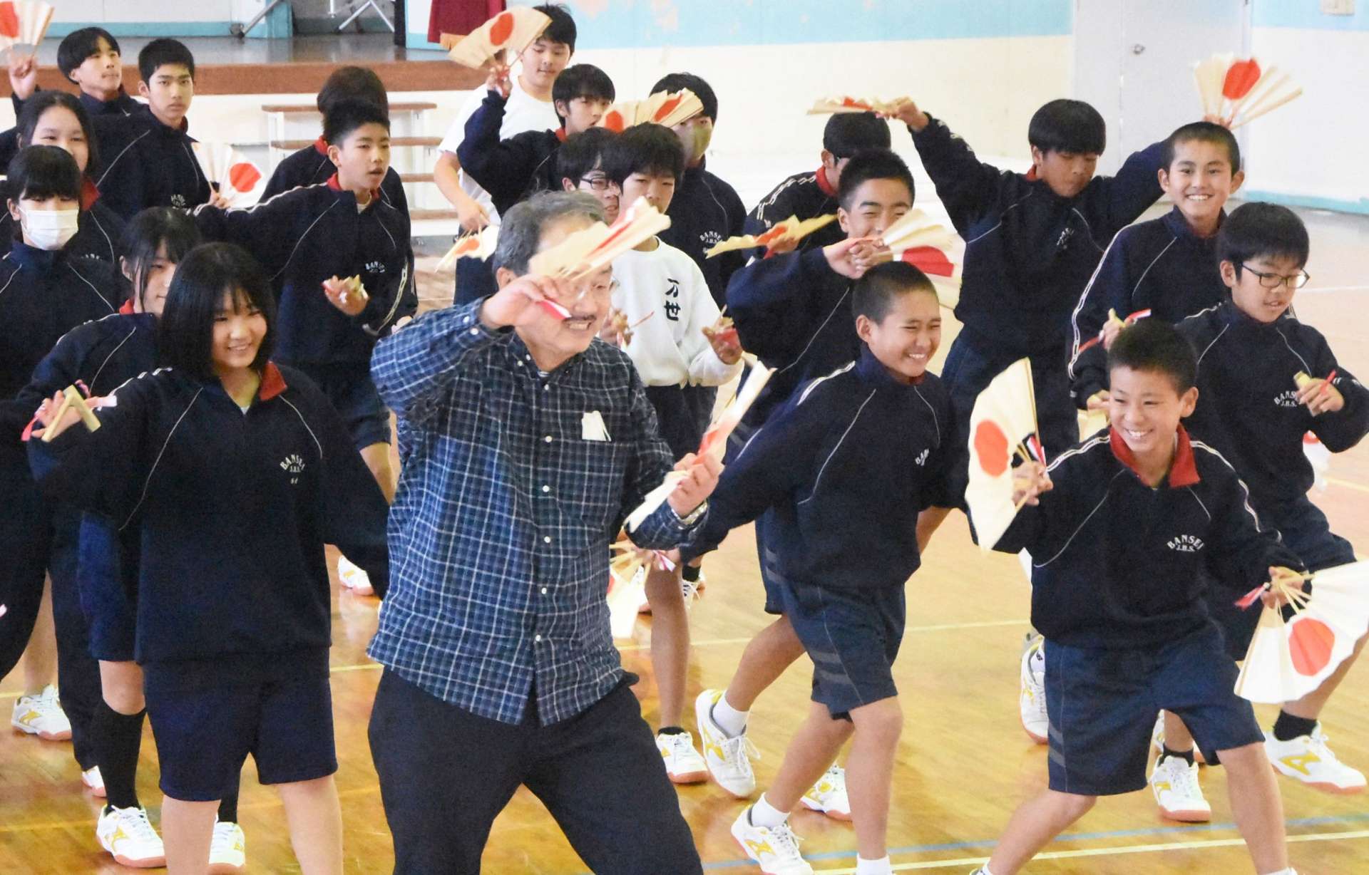 道楽踊りを体験する生徒＝南さつま市の万世中学校