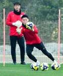 シュートストップに自信を見せるＧＫ山内＝いぶすきフットボールパーク