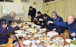 １００回目の庚申講を迎え、乾杯する住民ら＝伊佐市大口大田の郡山自治会館
