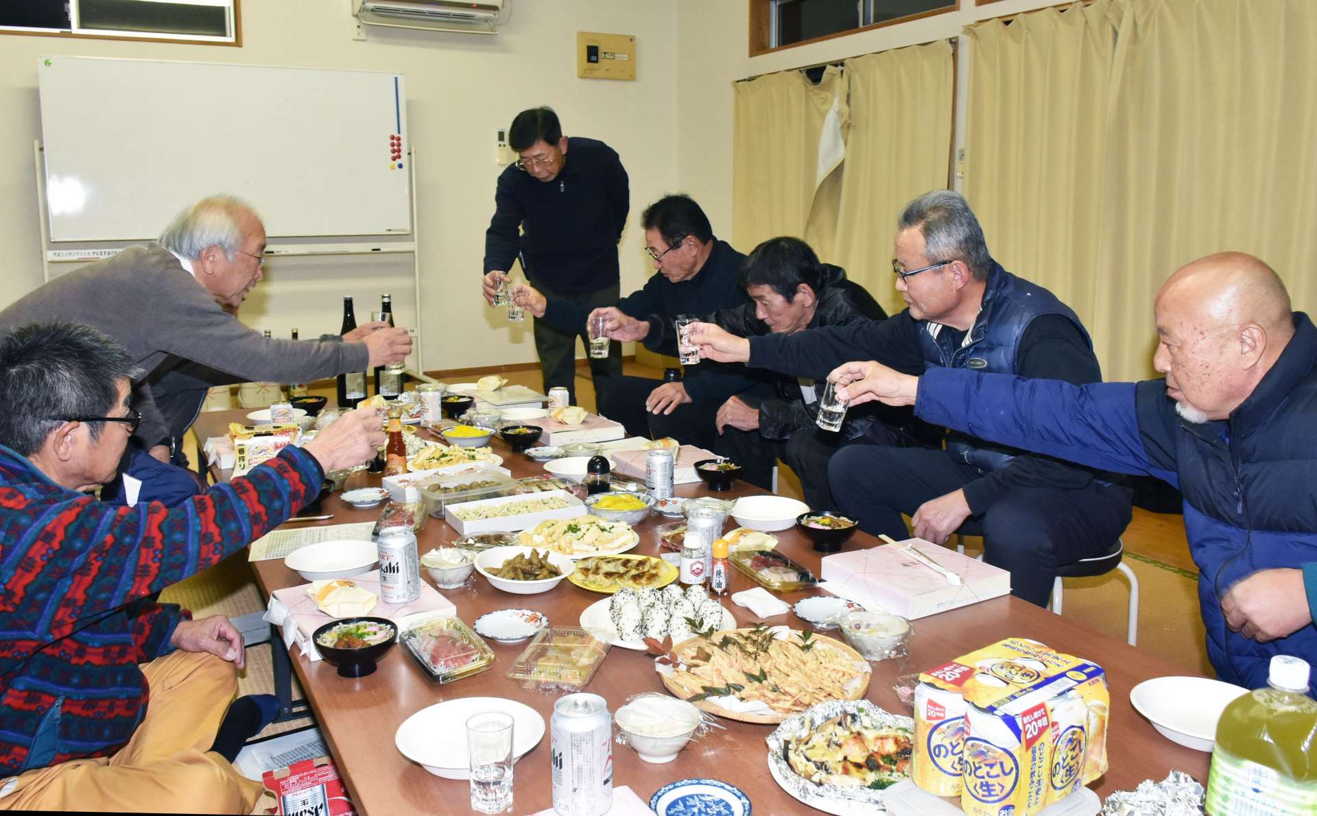１００回目の庚申講を迎え、乾杯する住民ら＝伊佐市大口大田の郡山自治会館