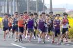 選考レースに臨む選手たち＝指宿市東方