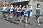 ８キロのペース走で懸命な走りを見せる川薩チームの選手たち＝薩摩川内市総合運動公園