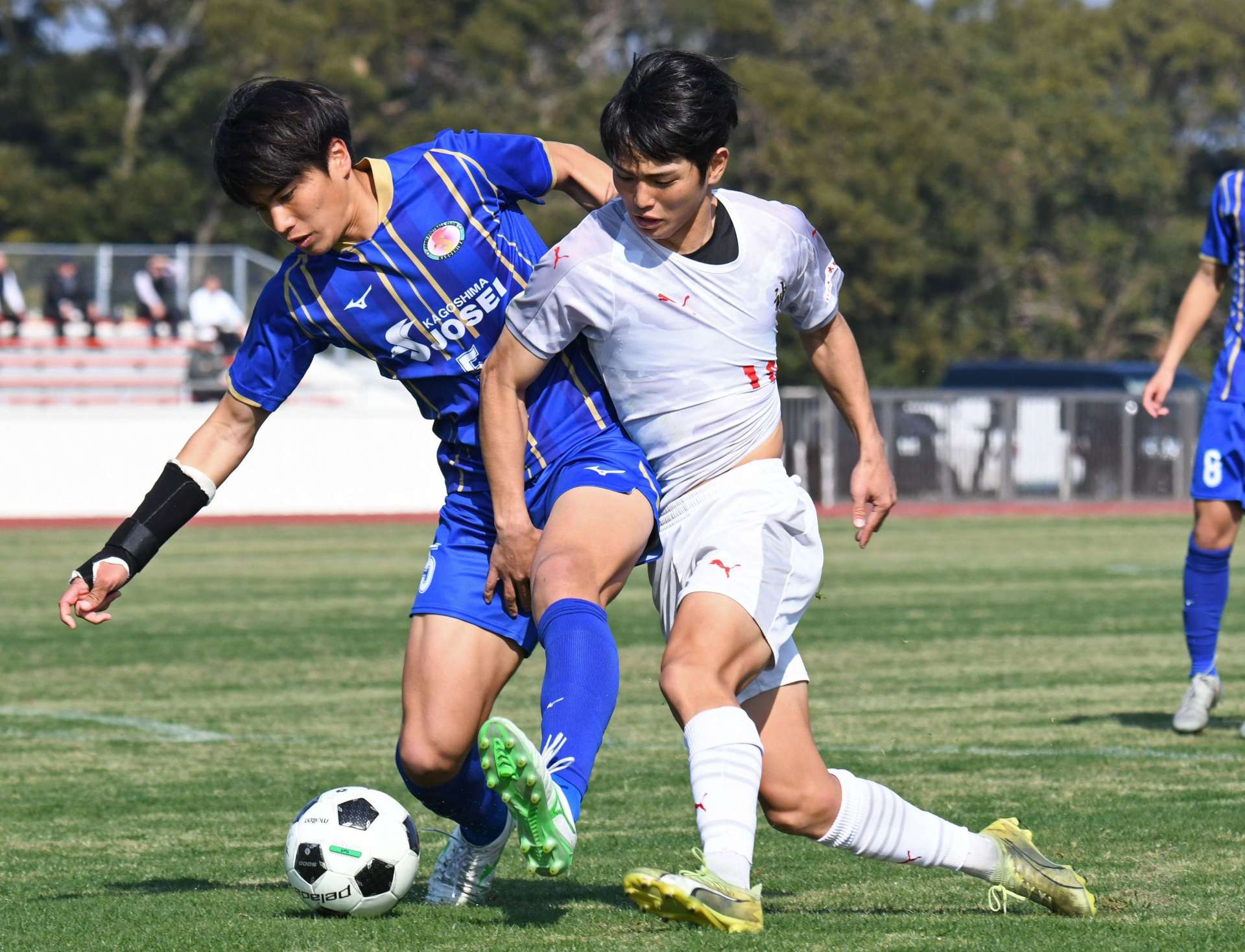前半６分、ゴール前に攻め込む神村の東若（右）。直後に先制点を決める＝ＯＳＡＫＯ　ＹＵＹＡ　ｓｔａｄｉｕｍ