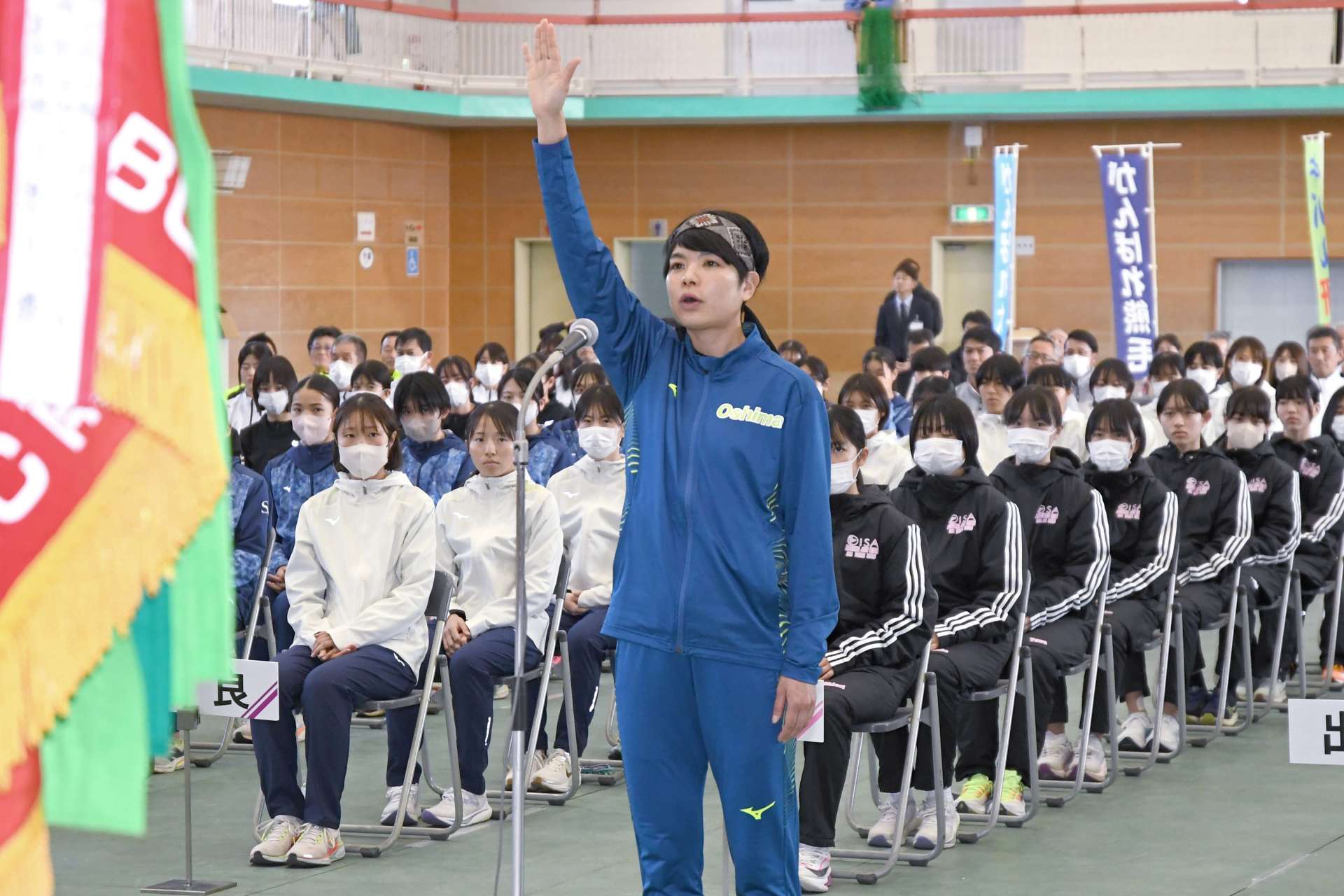 選手宣誓する大島チームの上原千怜選手＝霧島市隼人体育館
