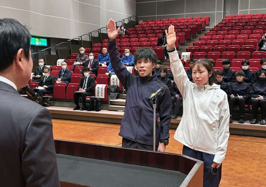男女優勝を誓う両チームの主将＝２５日、霧島市の隼人農村環境改善センター