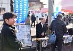 市川健一さんんらと共に署名を呼びかける福留豪希さん（左）＝２６日、鹿屋市串良