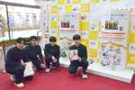 カウントダウンボードと製作した都城工業高校生＝都城市役所