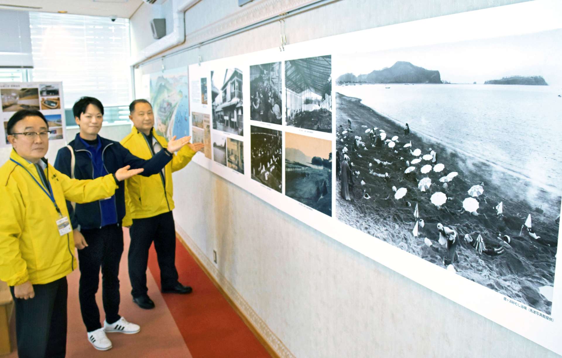 砂むし温泉の歴史やメカニズムについて紹介するパネル展＝指宿市の砂むし会館「砂楽」