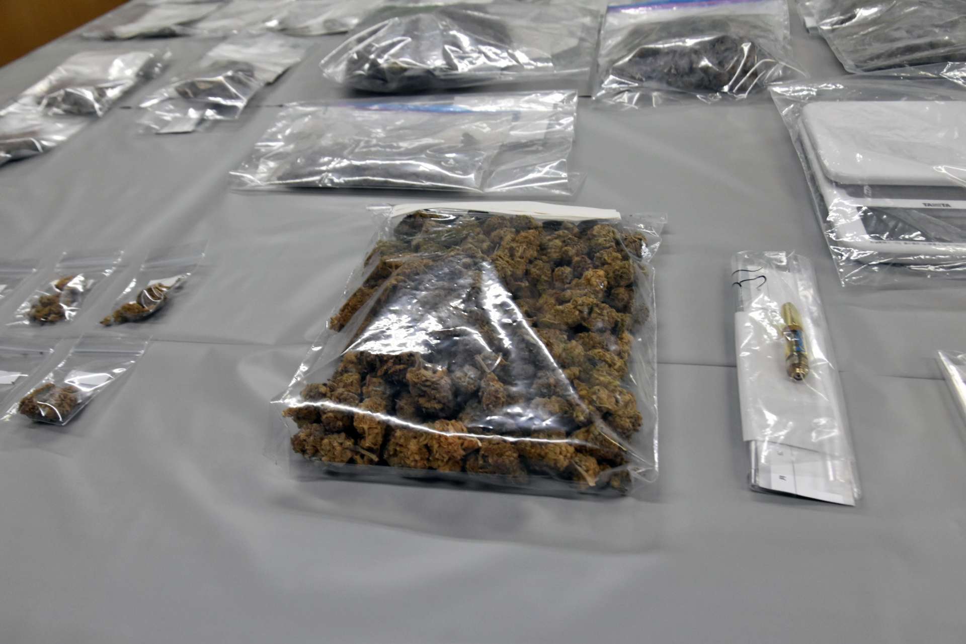 〈別カット〉押収された乾燥大麻や計量器具＝２８日、鹿屋市寿３丁目の鹿屋警察署