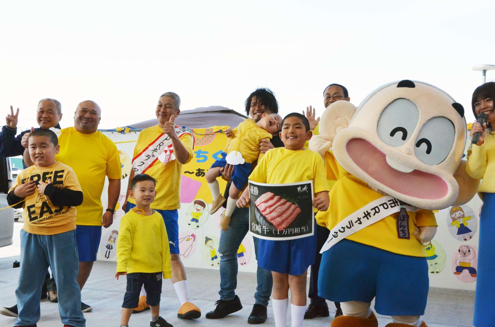 そっくりさんコンテストの出場者らとぼんちくん＝都城市都北町