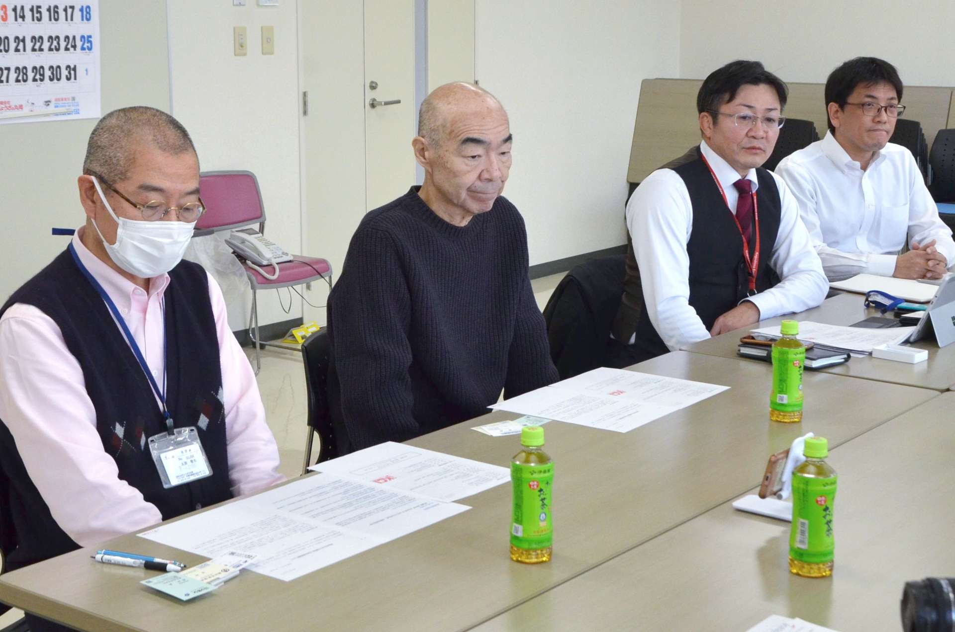 資本業務提携について、会見するぎょうざの丸岡、かぎん共創投資の役員＝２９日、都城市志比田町