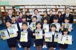 ２年連続の全員掲載を喜ぶ児童と教諭ら＝伊仙町の馬根小学校