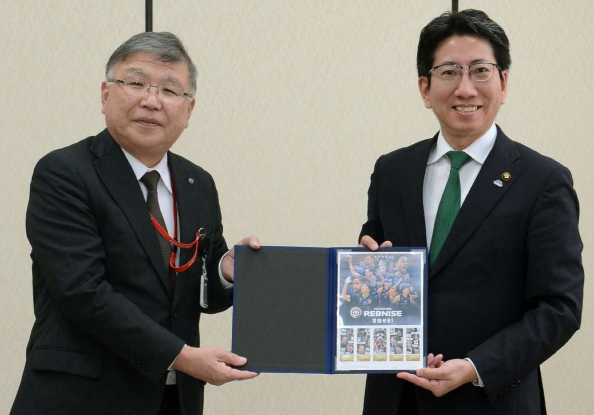 鹿児島レブナイズのオリジナルフレーム切手を下鶴隆央市長（右）に贈呈する徳冨達也鹿児島武岡団地郵便局長＝２９日、鹿児島市役所
