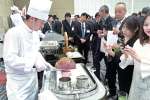 ローストビーフに並ぶ参加者＝３０日、東京都渋谷区のセルリアンタワー東急ホテル
