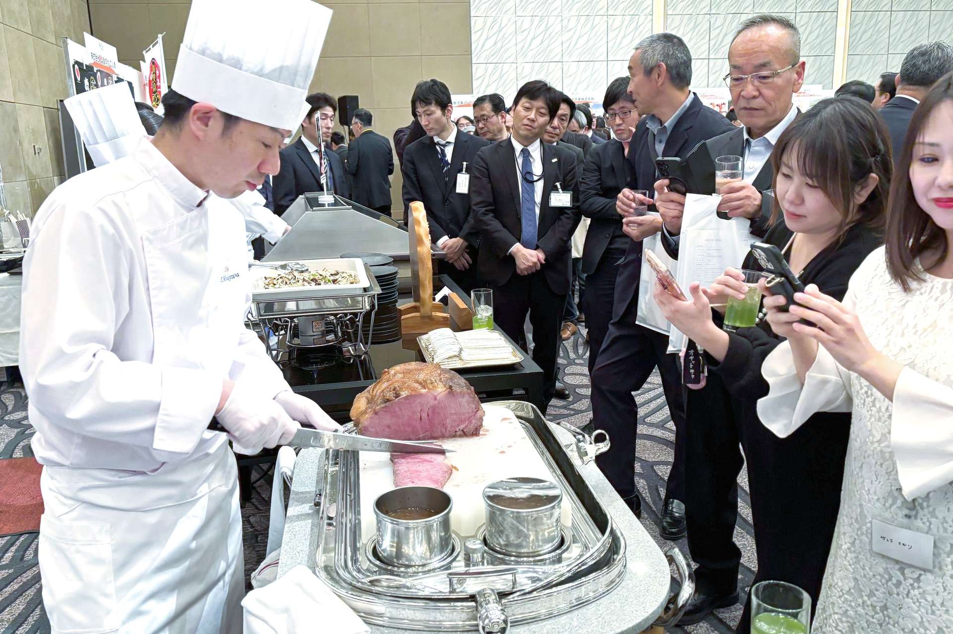 ローストビーフに並ぶ参加者＝３０日、東京都渋谷区のセルリアンタワー東急ホテル