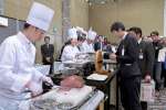ローストビーフに並ぶ参加者＝３０日、東京都渋谷区のセルリアンタワー東急ホテル