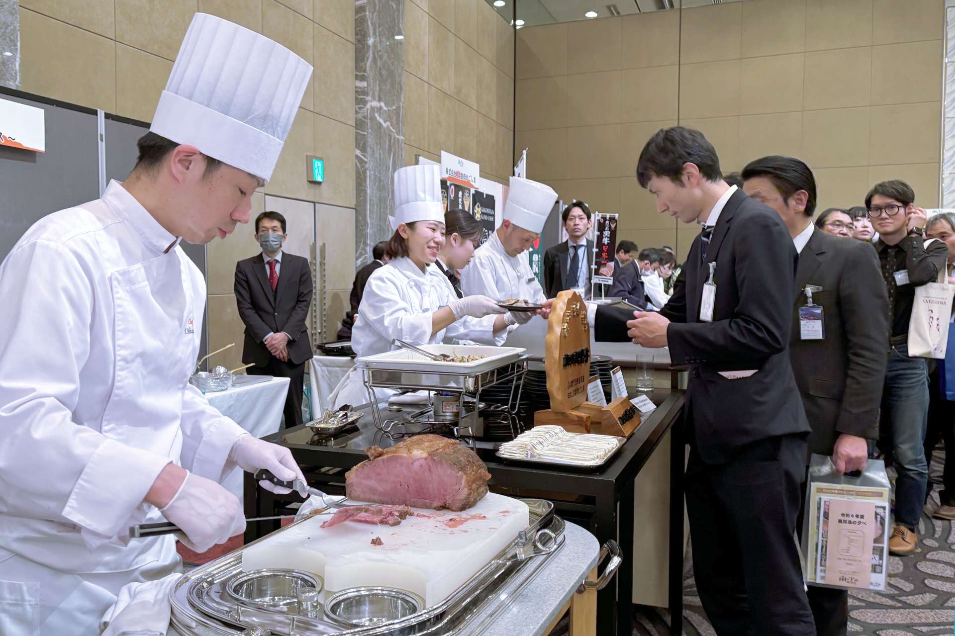 ローストビーフに並ぶ参加者＝３０日、東京都渋谷区のセルリアンタワー東急ホテル