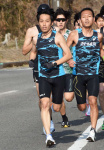 選考レースを先頭で引っ張る四俣勇人さん（中央）＝曽於市末吉