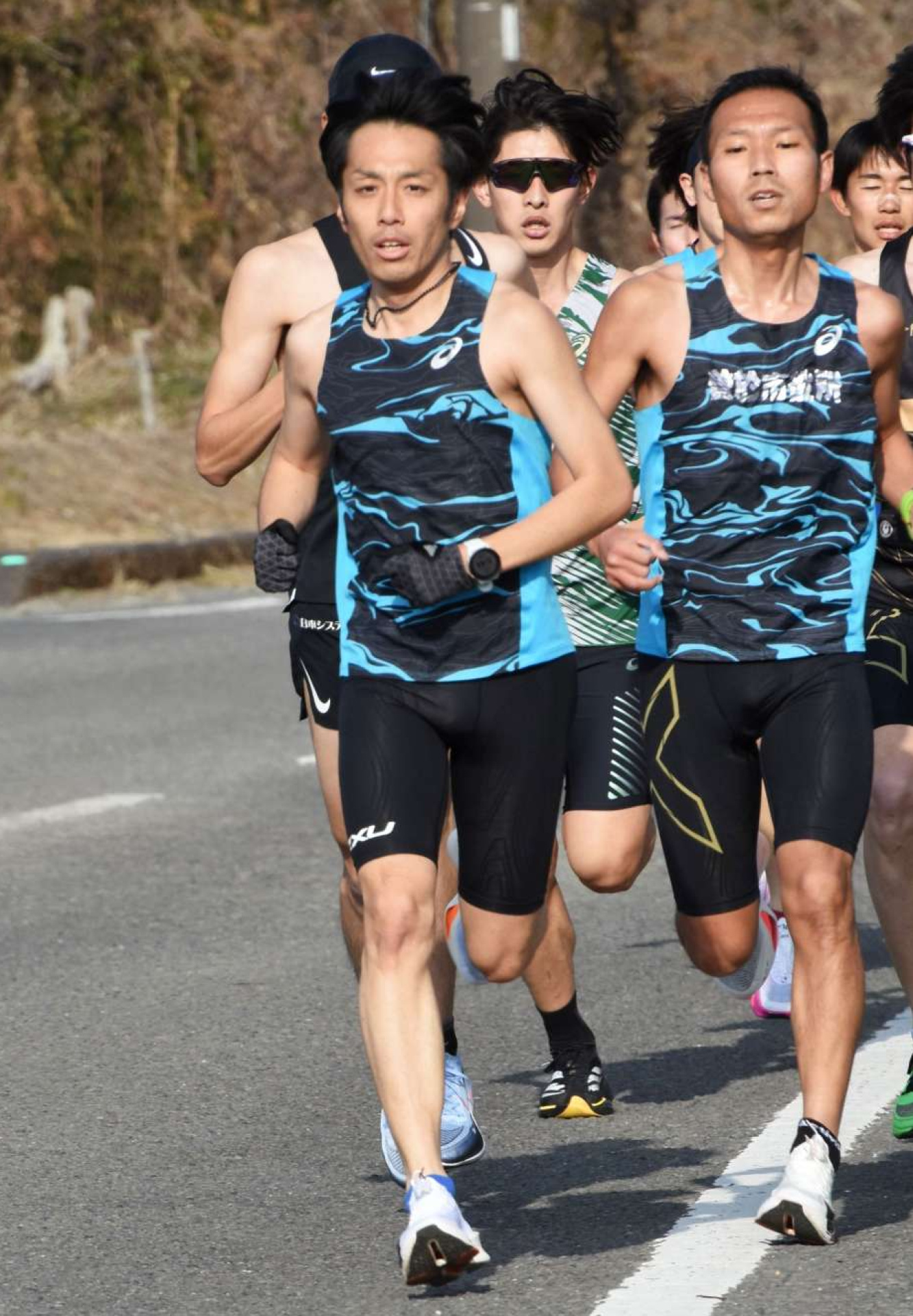 選考レースを先頭で引っ張る四俣勇人さん（中央）＝曽於市末吉