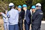 川内原発の担当者から説明を受ける鹿児島県警の岩瀬聡本部長（中央）ら＝３０日、薩摩川内市の川内原発