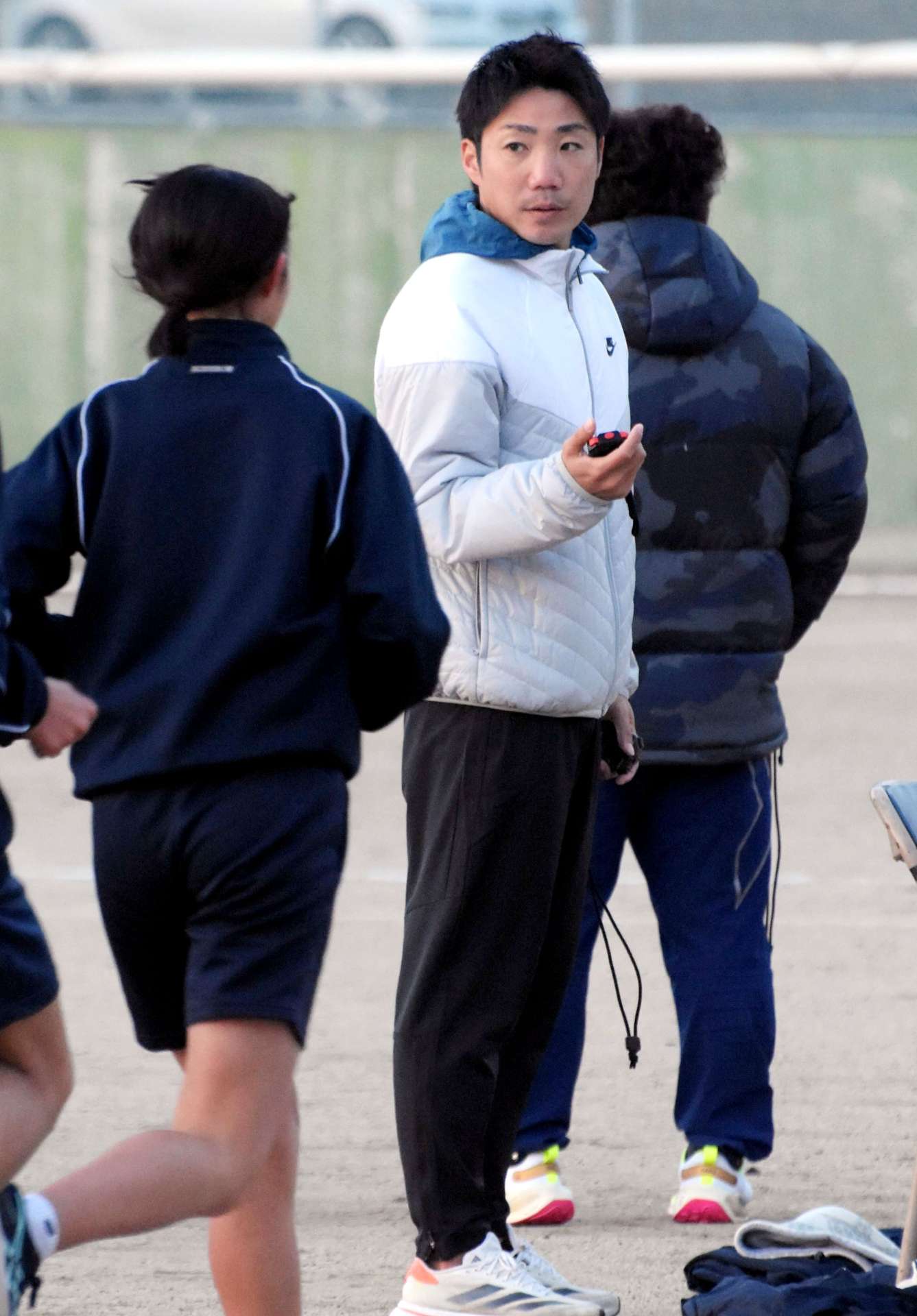 「朝ラン」担当教員として、生徒の走りを見守る齊藤健吾さん＝指宿市の南指宿中学校