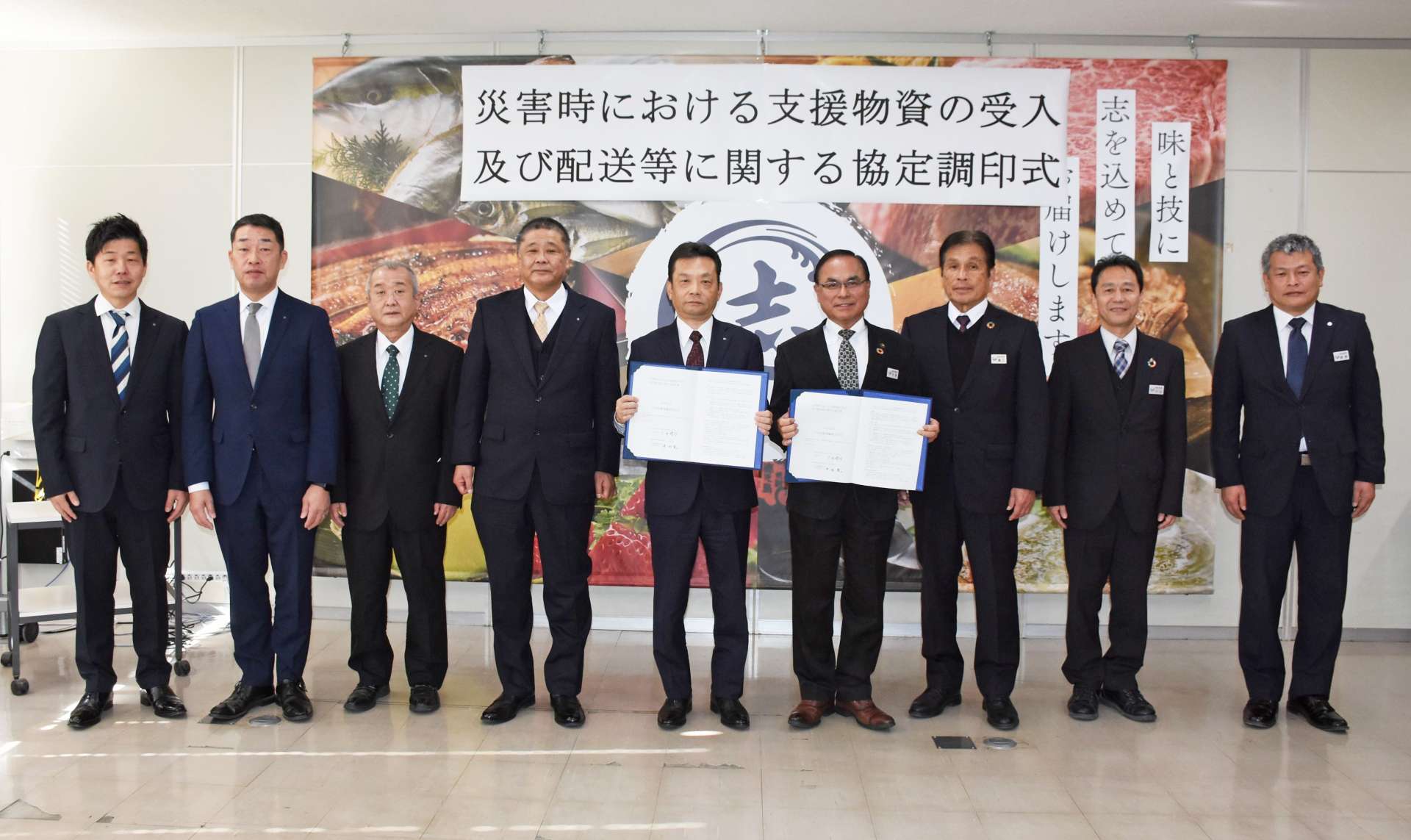 災害時の支援物資受け入れ・配送の協定を結んだ九州西濃運輸と志布志市の関係者＝市役所