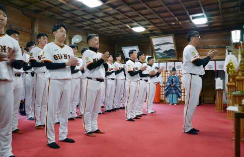 〈関連〉神柱宮でキャンプ成功祈願をする駒田徳広監督（写真右）ら巨人３軍の選手・スタッフ＝１日、同市前田町